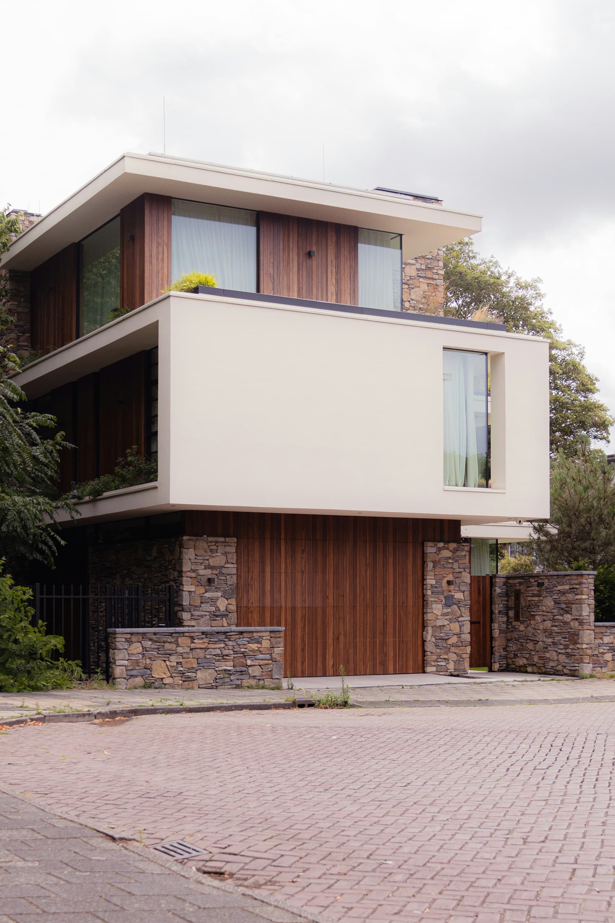 Façade blanche et menuiseries bois d'une maison contemporaine à Amsterdam