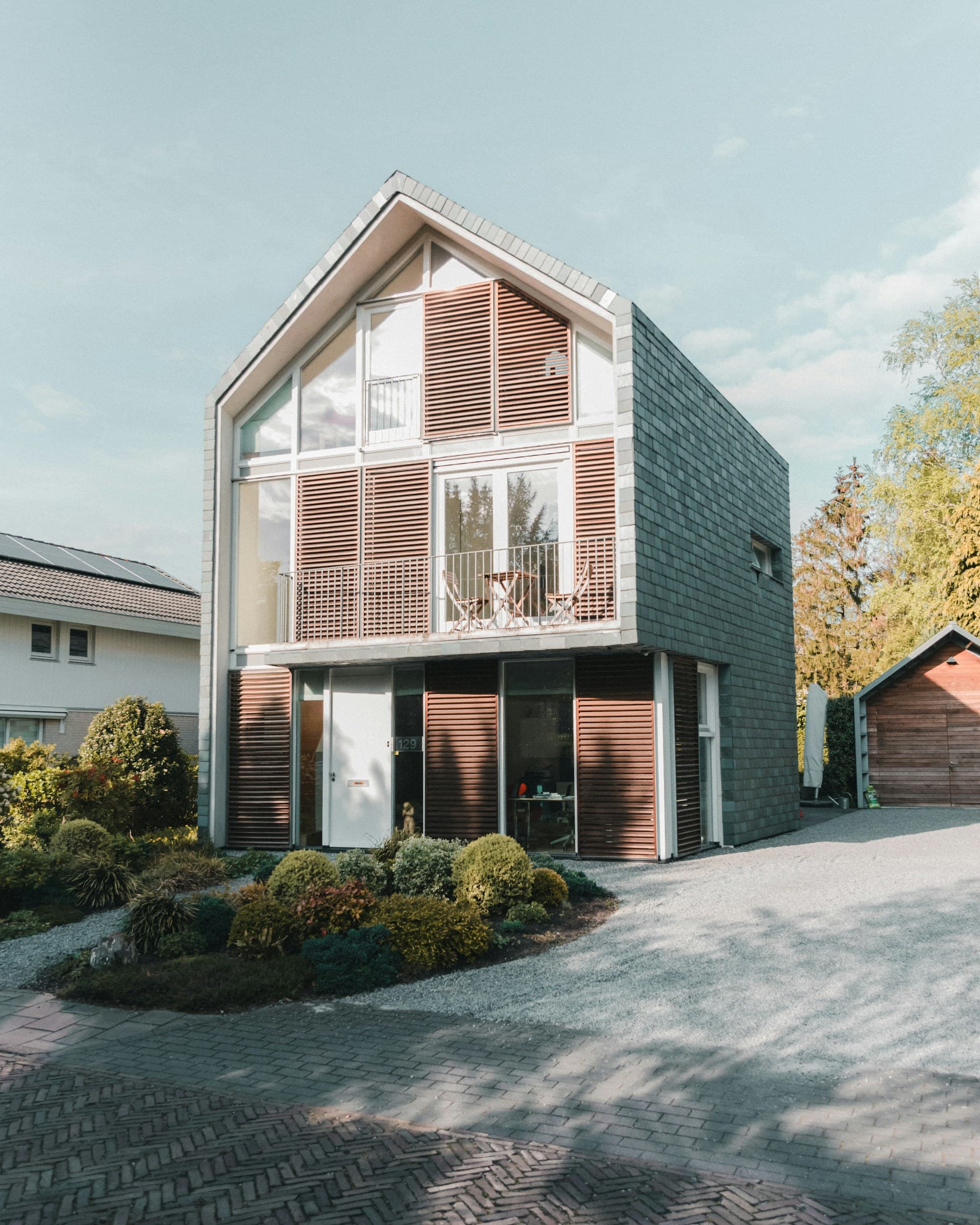 Maison contemporaine blanche aux volumes géométriques à Zwolle, Pays-Bas